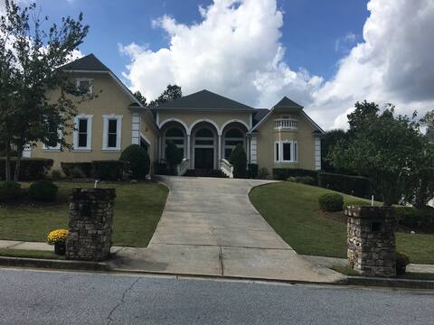 Luxury Mini Mansion 12 beds -15 min to DWTN