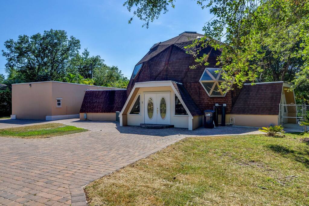 Right side view of Dome