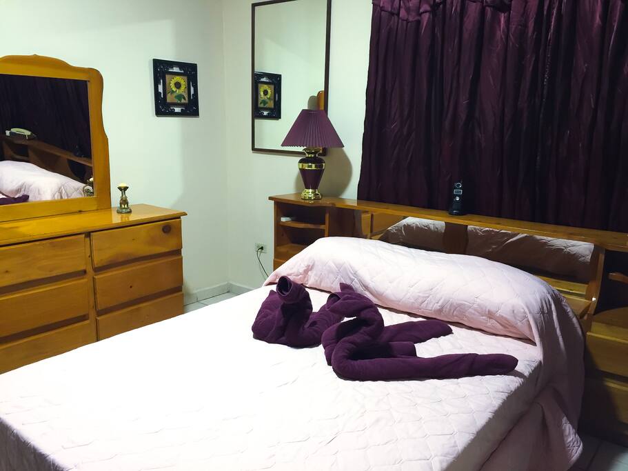 Habitación con cama matrimonial y aire acondicionado