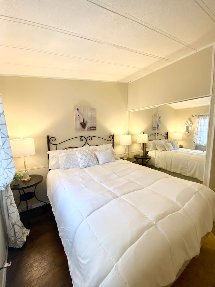 Spálňa pre hostí s uhlopriečkou 1250 nití. Veľký šatník