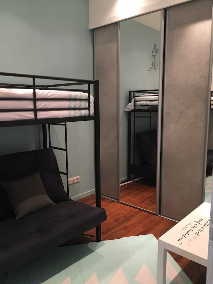 ห้องนอน 3 เตียงชั้นลอยและเตียงโซฟา 
ฟูกในตู้เสื้อผ้าบานเลื่อนกว้าง 140