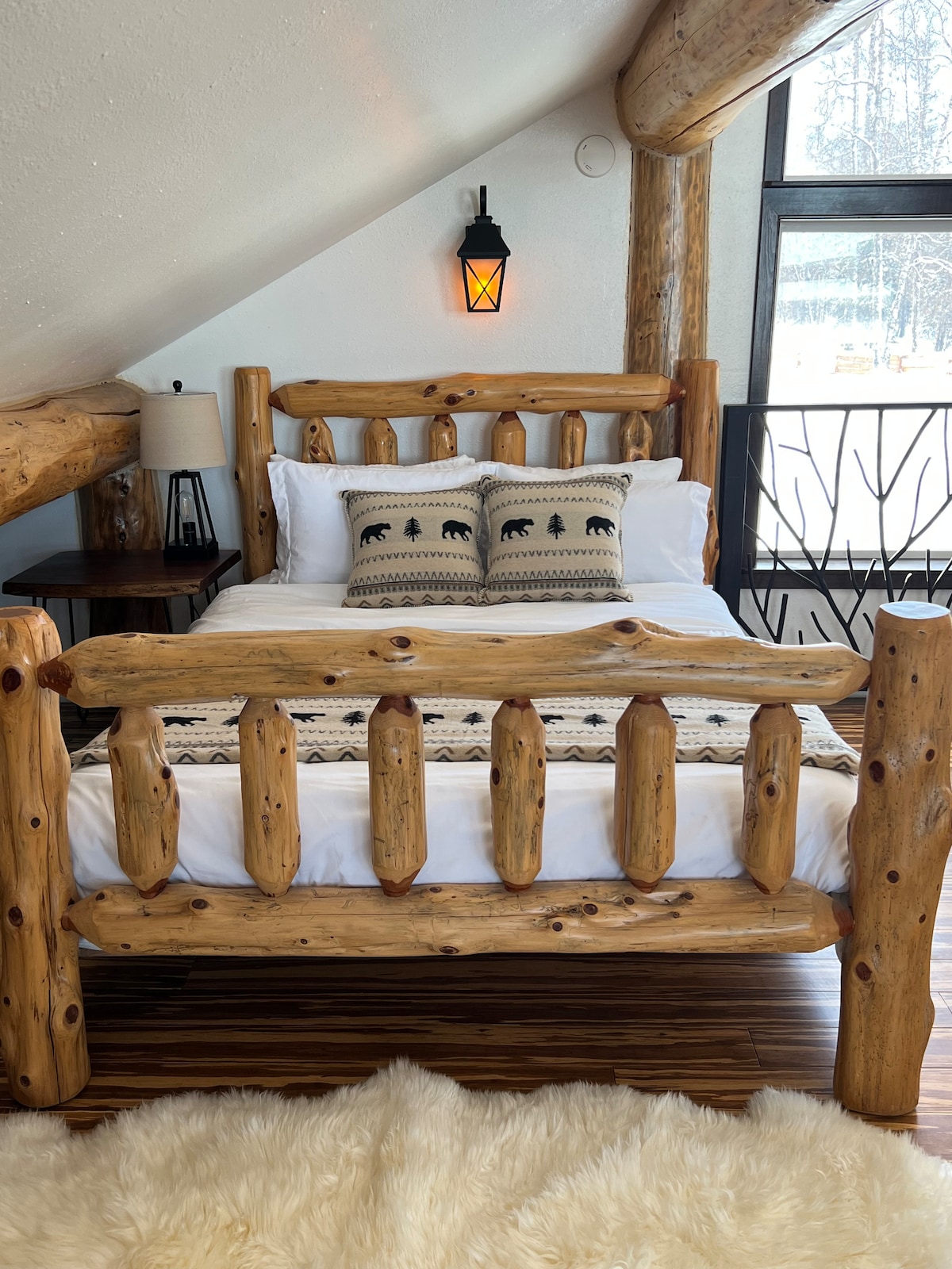 מיטת קווין לופט פתוחה עם נוף לאור יום. 