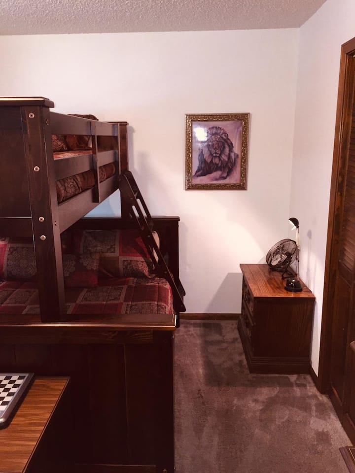 三层双层床，配有双人床垫，主层设有全尺寸床垫。