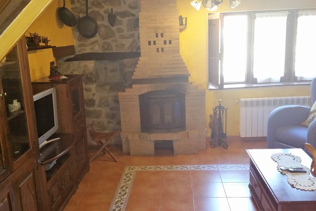 Salon con chimenea