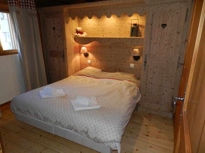 Საძინებელი 1 დიდი ორადგილიანი საწოლი მიმდებარე სააბაზანოთი 