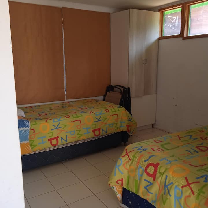 卧室，配备2张1个半床。  其中一张是带脚轮的床 