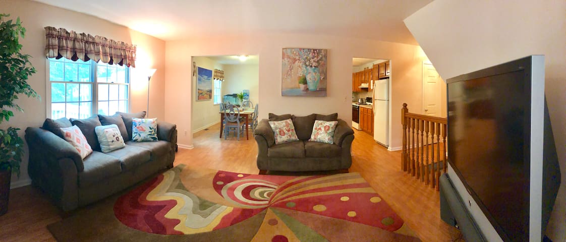 Cozy Private Bedroom in In-law Home