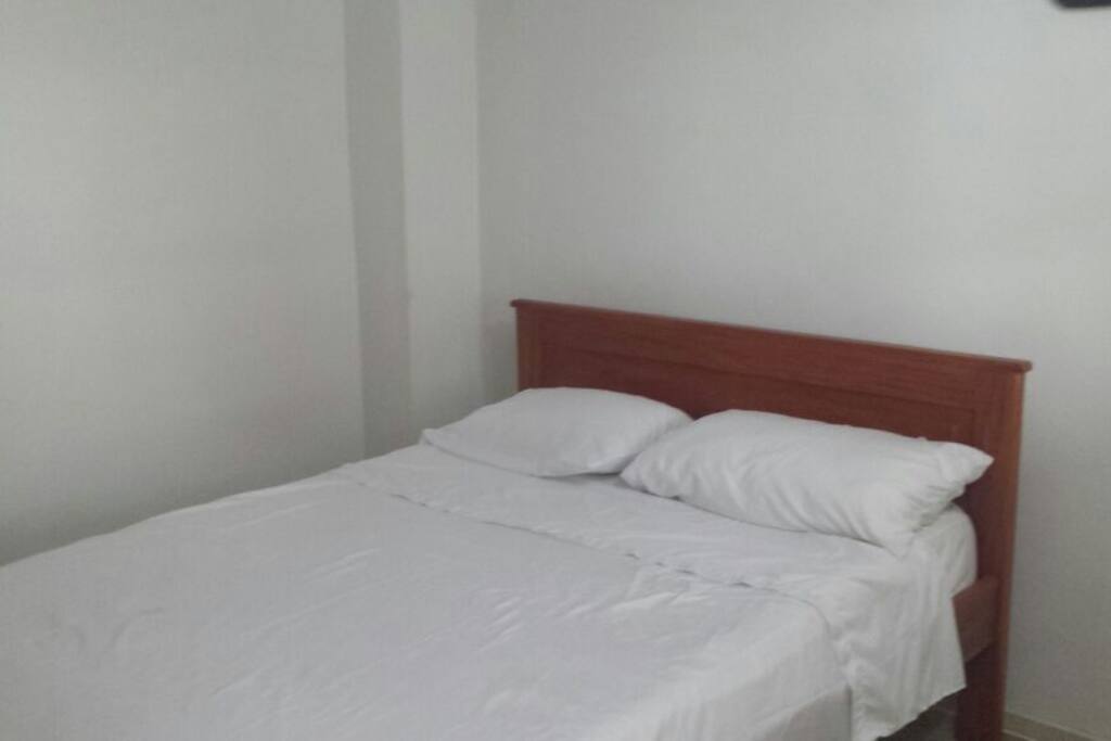 alcoba con cama doble