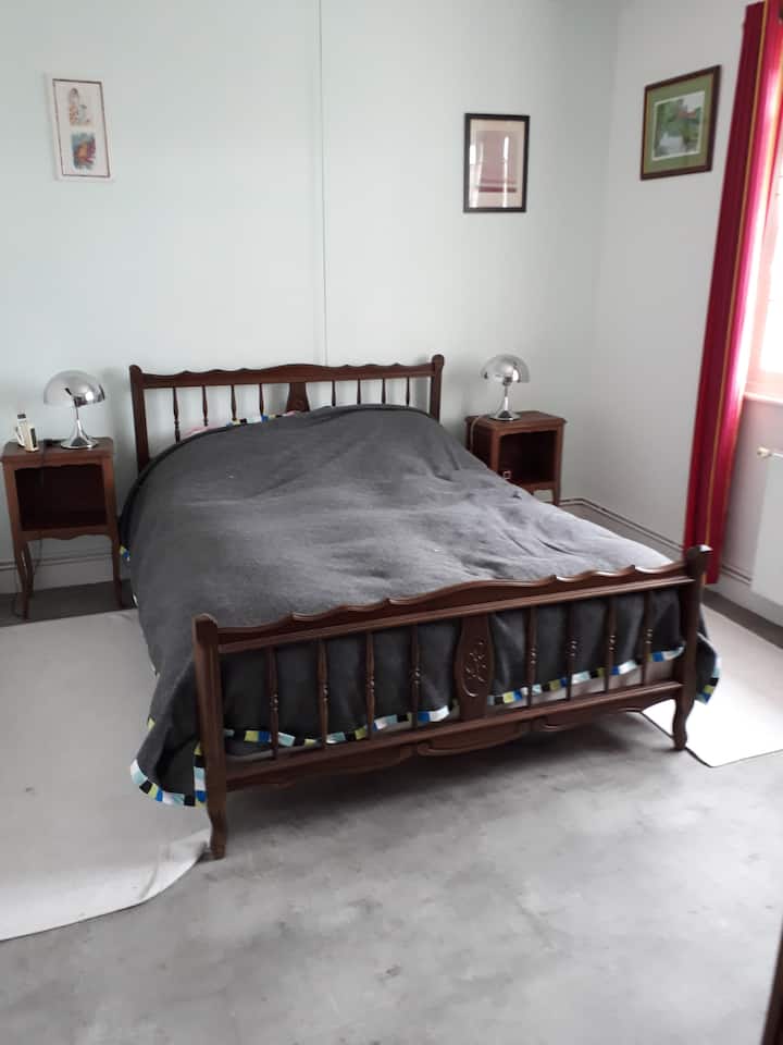 dhoma e parë e gjumit në katin përdhes