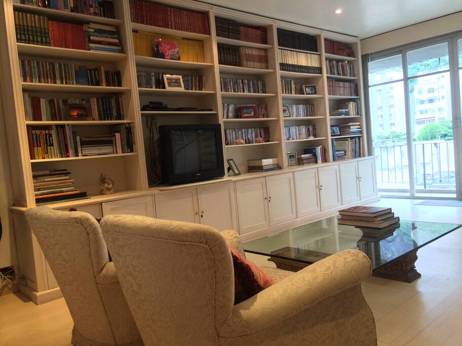 Living room, with library, dvd library, wi-fi and cable tv.