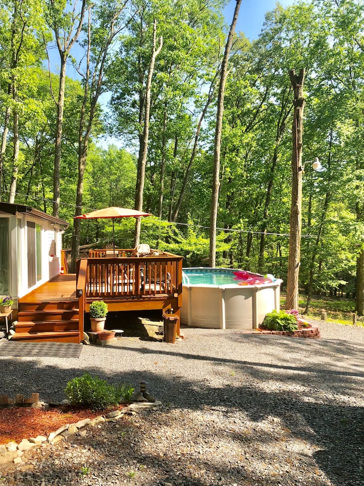 Pocono cabin with HOT TUB and pool Shawnee Mtn Cabins for Rent in