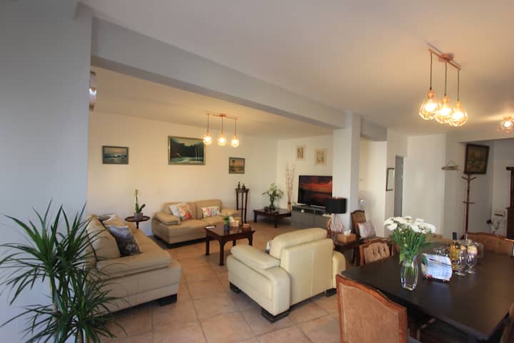 Superb Apartment Steps Away From Finikoudes Beach - Larnaca
