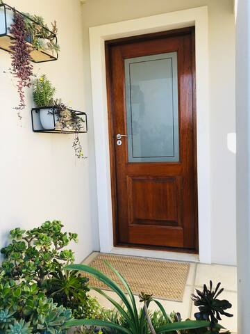 Modern,easy accessible home in a beautiful Estate. gallery image 5