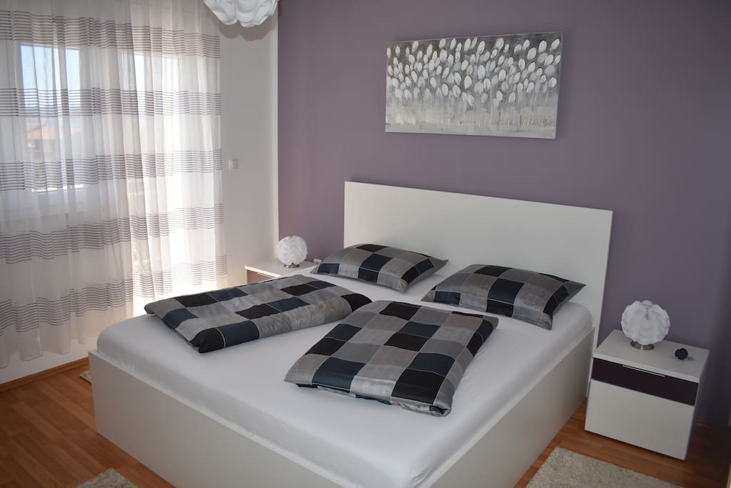 Bedroom-king bed