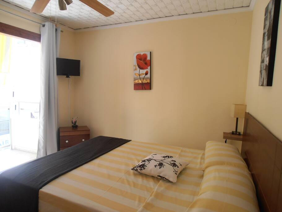 dormitorio principal con balcon,t.v.