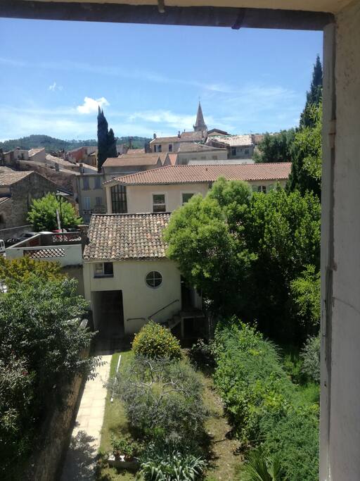 Une joli vu de la fenêtre des chambre sur le brignoles historique