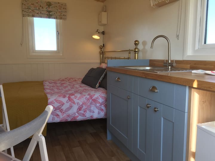 Shepherd's Hut - With Double Bed And Kitchenette - Eyemouth