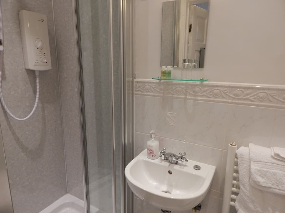 Wells On Sea Single Room - Looks out onto Garden- en-suite