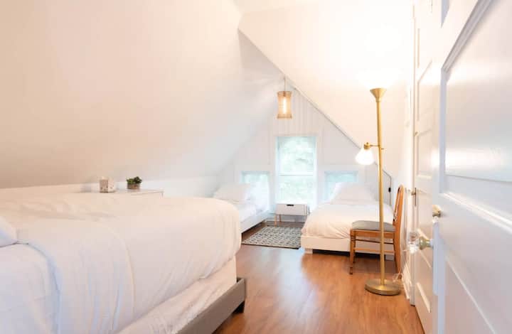 L'ampia camera da letto principale al 3 ° piano include 1 letto queen-size e 2 letti singoli per un sacco di spazio per dormire