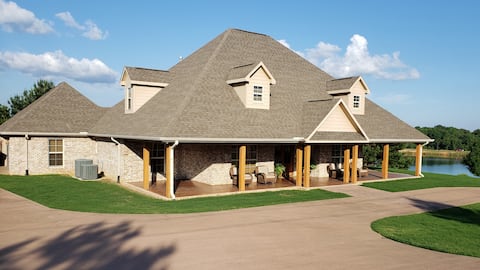 Spacious Lake Home- Book for Ole Miss Graduation!