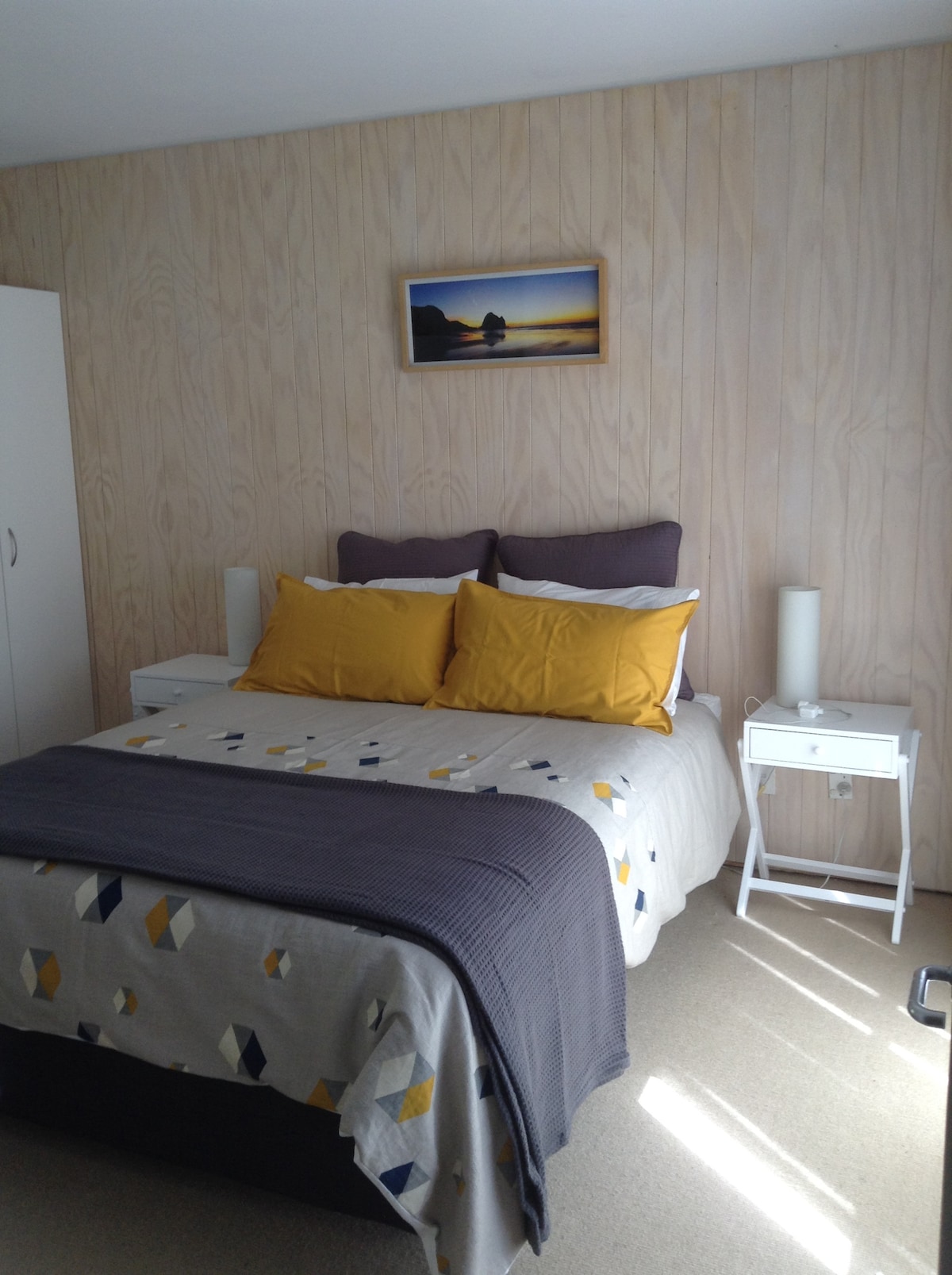 سرير ملكة وخزانة ملابس