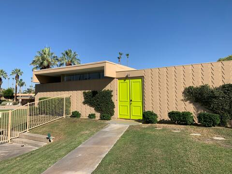 Stylish Mid-Century Sandpiper Condo