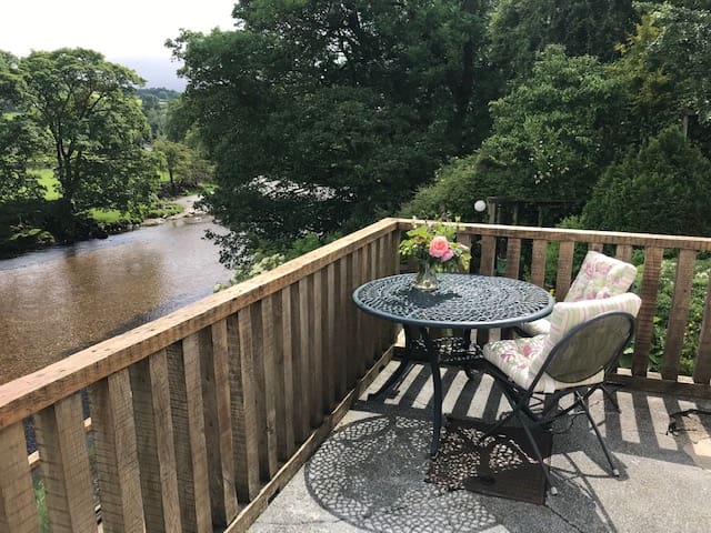 Cosy Cottage in the Yorkshire Dales, river views