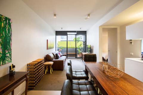 Top performing Airbnb: Stylish and Quiet Apartment on Bridge Road in Richmond