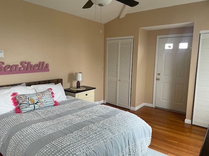 Спална соба 2 - прв кат. Поглед кон океан. Многу голема соба. 