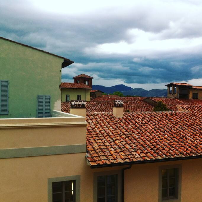 Veduta dalla camera da letto del complesso universitario e dei monti pisani