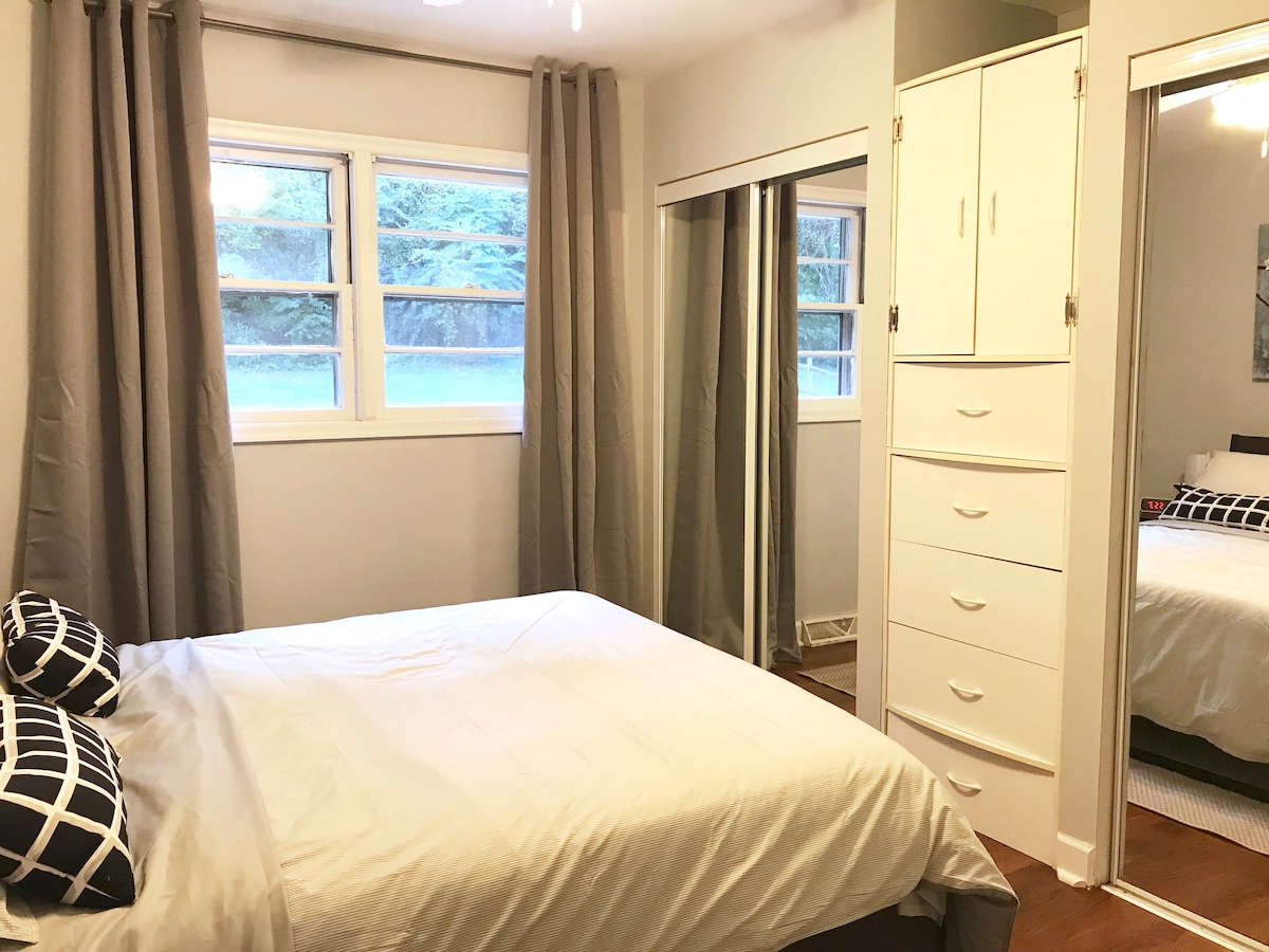 ห้องนอนใหญ่สว่างสดใสมีพื้นที่จัดเก็บมากมาย