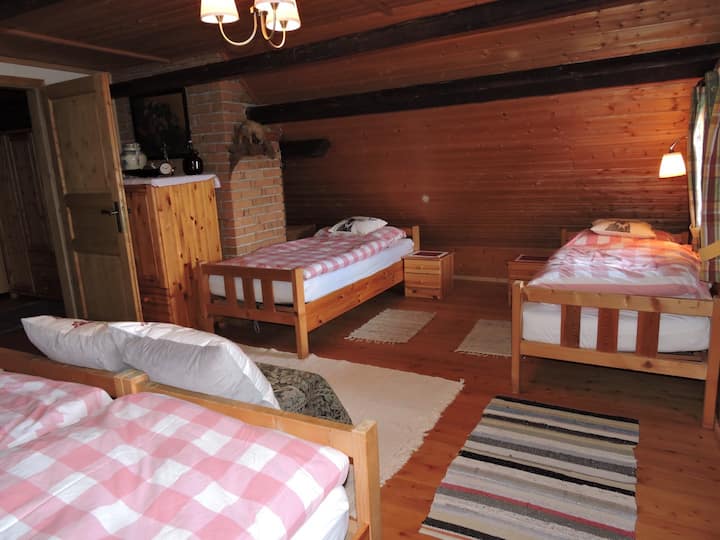 קומה עליונה בחדר שינה

