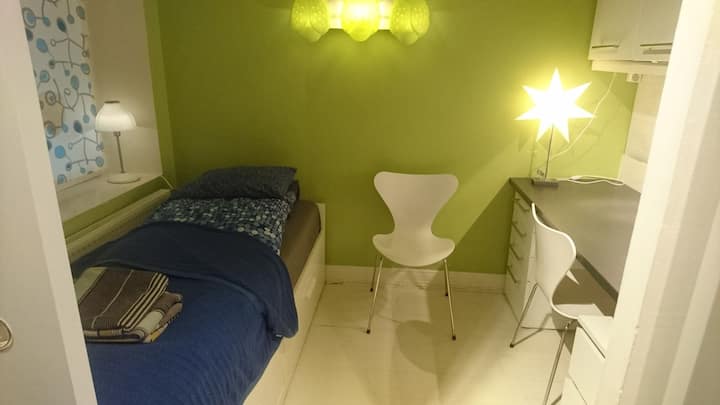 El pequeño estudio con puertas correderas. Esta habitación no es totalmente tranquila.