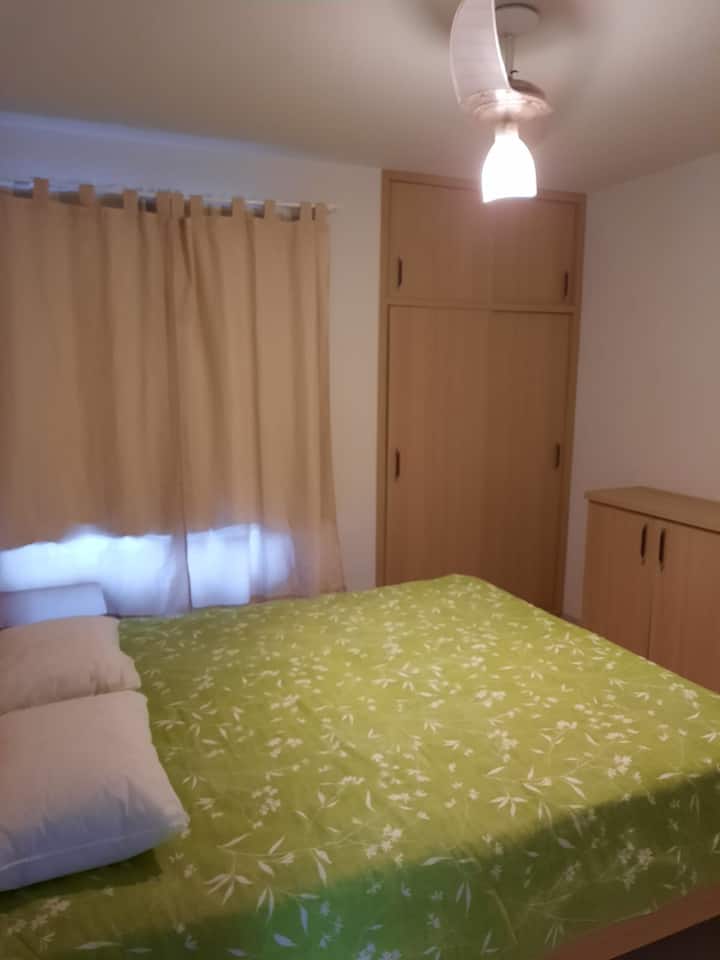 ห้องนอนใหญ่วิวทะเลสวยงามพร้อมเตียงควีนไซส์ 