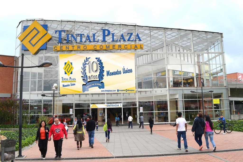centro comercial Tintal Plaza, a diez minutos del lugar de residencia.