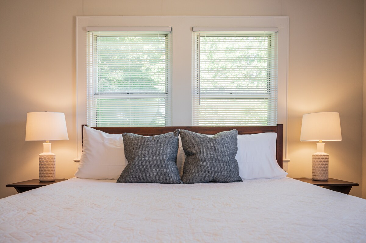 เตียงขนาดคิงไซส์ที่สะดวกสบายของเรา