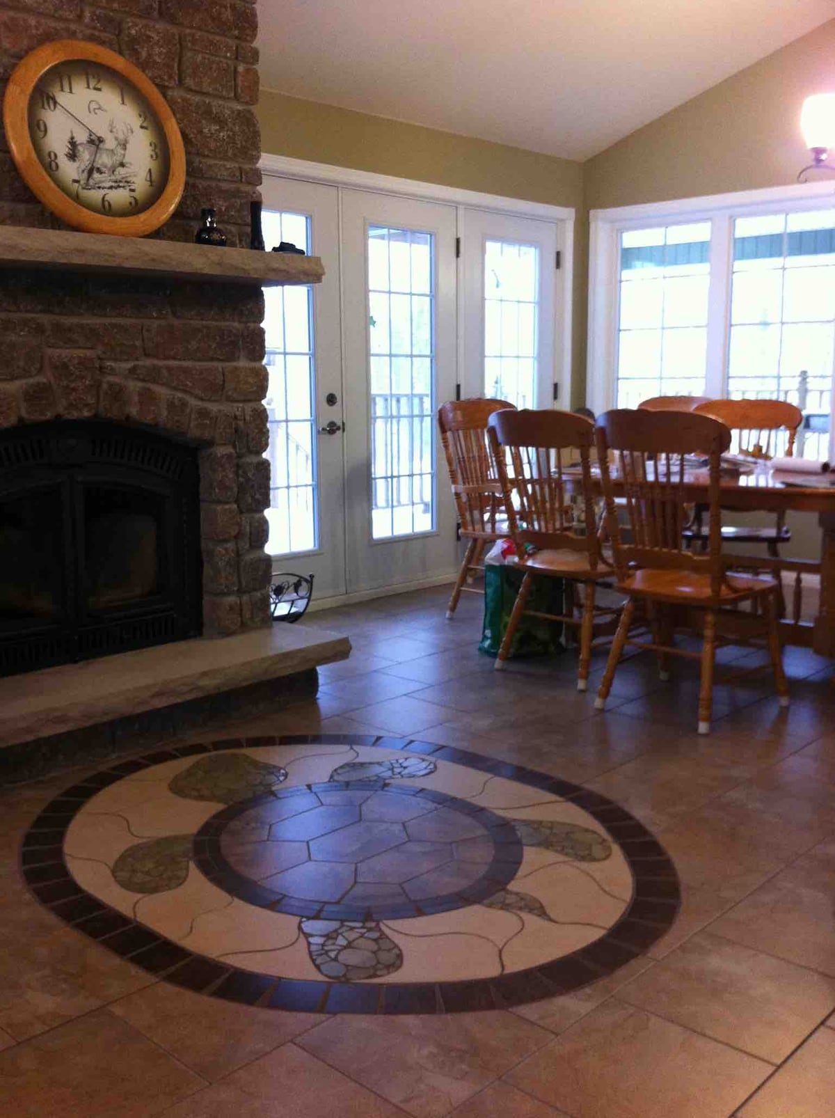 Kamin i veliki privlačni stol za druženje. 