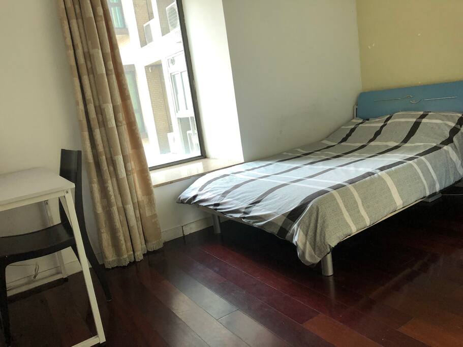 Double bedroom with desk