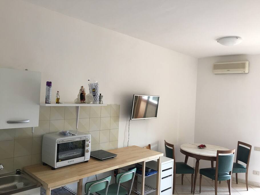 Soggiorno con punto cottura ( living room with kitchen area )