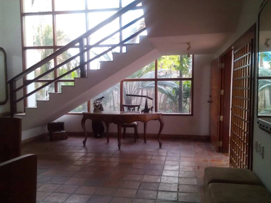 HALL DE ENTRADA / ENTRANCE HALL