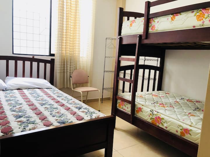 ოთახი საწოლით 2 ადამიანზე + ორსართულიანი საწოლი 1½ ადამიანისთვის.