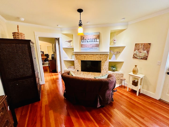 Kamin i prostor za sjedenje u primarnoj spavaćoj sobi