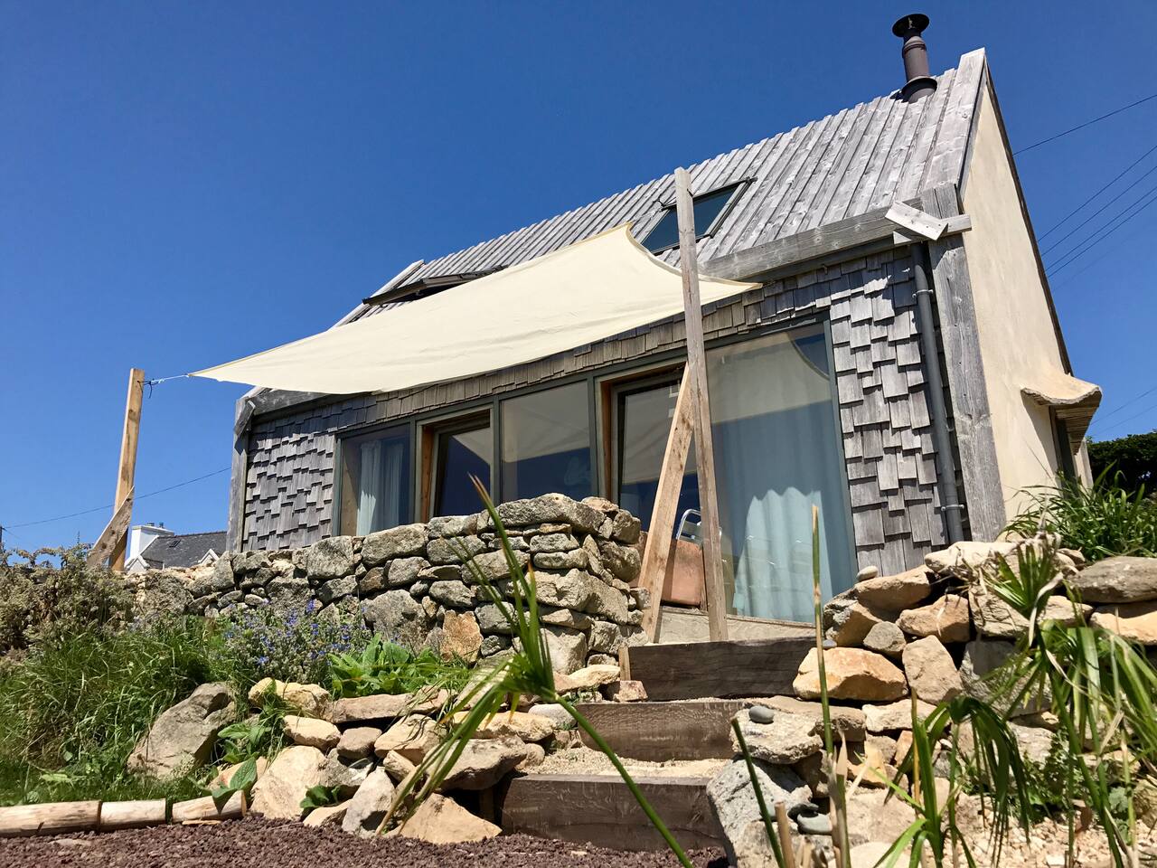 L’été un petit voile protège votre terrasse face à l’océan !