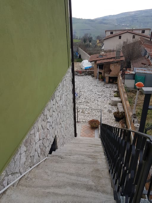 Scala che porta all'ingresso della casa Stairs to get you to the entrance
