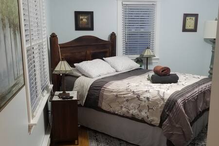 Cozy (back) Room in Cape Cod home USA