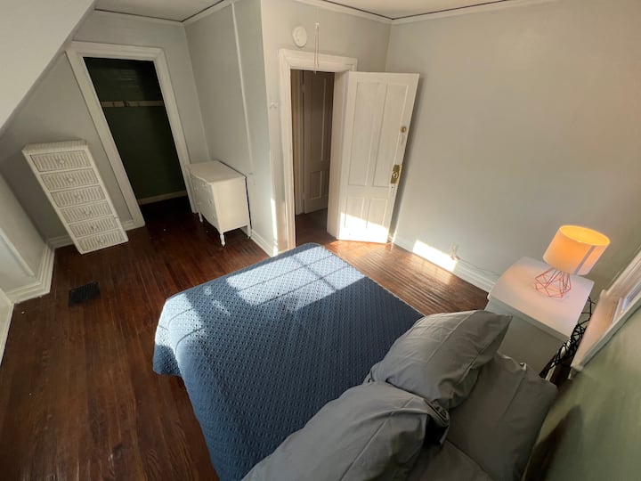 Spálňa 3: Posteľ v plnej veľkosti, šatník