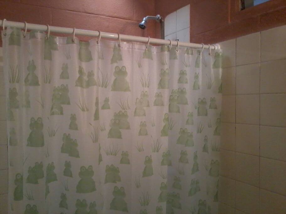 Baño con ducha agua caliente , fria