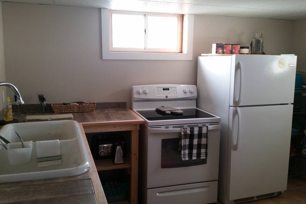 Brand new funky kitchen with porcelain sink, and barn wood tile done in natural colours. All new appliances. Fully equipped kitchen.