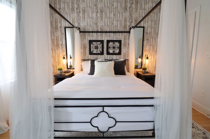 Downtown Hidden Gem - Walk to Convention Center!