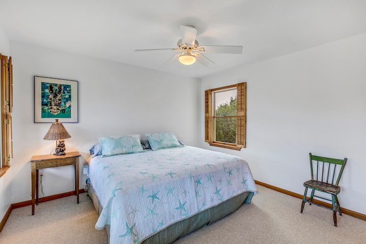 ห้องนอนชั้นแรกพร้อมเตียงคิงไซส์และห้องสวีท